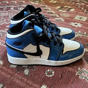 Air Jordan 1 SE GS in Signal Blue in 5.5Y/women’s 7